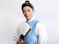 身穿古裝手拿折扇的男星，帥！