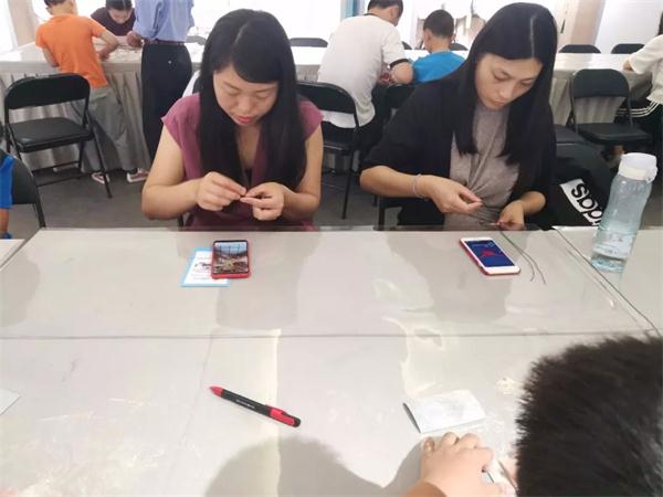 學生與家長共同制作扇子