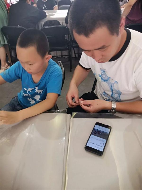 學生與家長共同制作扇子
