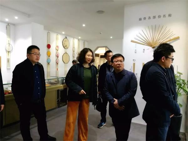 盛春老師帶領(lǐng)參觀盛風(fēng)蘇扇藝術(shù)館