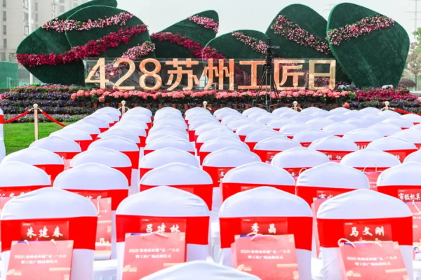 喜訊！|蘇州凌云扇廠“盛風(fēng)蘇扇”創(chuàng)始人、中國制扇工藝大師盛春入選“蘇州時(shí)代工匠”