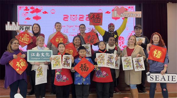 印年畫、制折扇 蘇式傳統(tǒng)文化“傾倒”一眾外教
