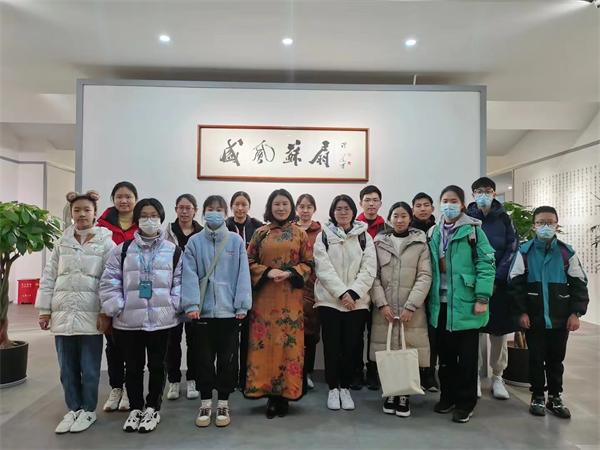 虎年伊始，我們盛風(fēng)蘇扇藝術(shù)館開館即迎來了蘇州中學(xué)高一年級(jí)的同學(xué)們來參觀并采訪蘇扇非遺傳承人，中國制扇工藝大師盛春老師的社會(huì)實(shí)踐活動(dòng)！